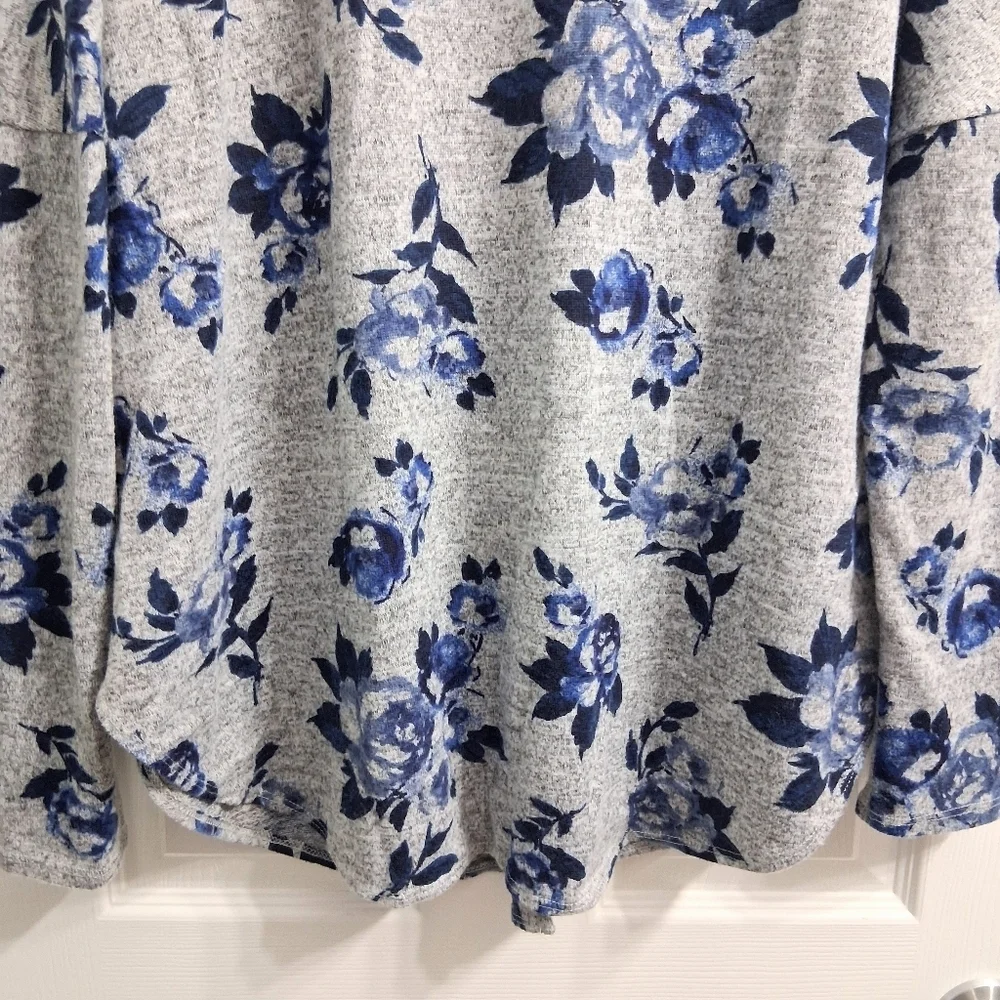 By & By Sweater Blue Roses Gray Background Size Large